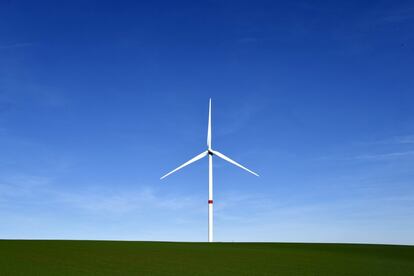Una turbina de viento en medio de un campo de Waremme (Bélgica).