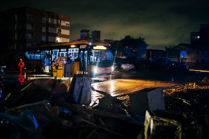 Autobús urbano, en la primera noche en servicio en Paiporta. 