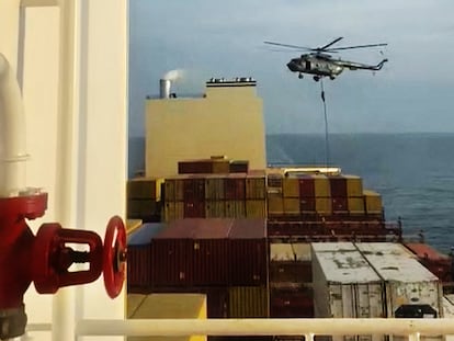 Captura de vídeo que muestra el abordaje del barco desde un helicóptero, este sábado en el estrecho de Ormuz.