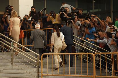 28 de junio de 2012. Isabel Pantoja llega a la Audiencia Provincial de Málaga el primer día del juicio en medio de una gran expectación de periodistas gráficos.
