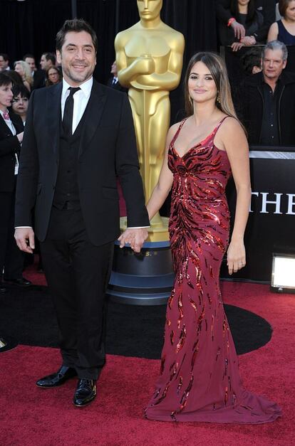 Penélope Cruz, con un vestido de lentejuelas de L’Wren Scott, junto con Javier Bardem en la gala de los Oscar de 2011. Bardem estaba nominado por su papel protagonista por 'Biutiful'.