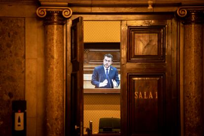 Una pantalla de televisión instalada en una de las salas del Parlament proyecta una intervención de Pere Aragonès.
