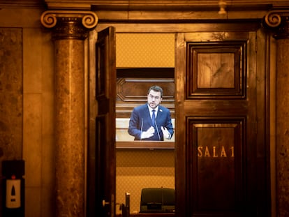 Una pantalla de televisión instalada en una de las salas del Parlament proyecta una intervención de Pere Aragonès.