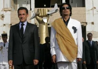 Sarkozy y Gadafi, durante una visita del presidente francés a Trípoli en 2007.