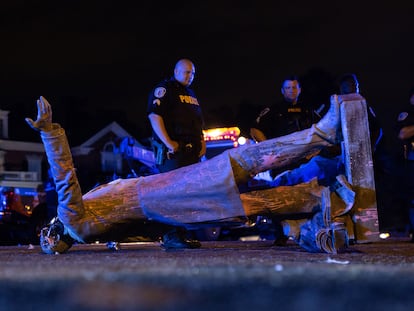 Estatua del presidente confederado Jefferson Davis derribada en Richmond (Virginia) tras el asesinato de George Floyd el 25 de mayo de 2020.