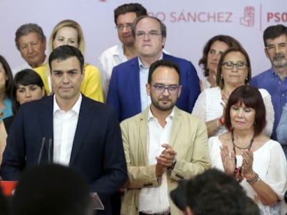 El secretario general del PSOE, Pedro S&aacute;nchez, y otros dirigentes del partido y candidatos, durante su comparecencia ante los medios de comunicaci&oacute;n para analizar los resultados de las elecciones.