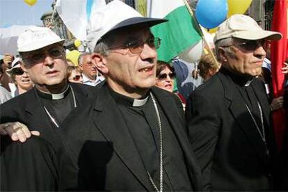 El cardenal Rouco Varela (derecha) y otros obispos, en la manifestación contra el matrimonio homosexual.