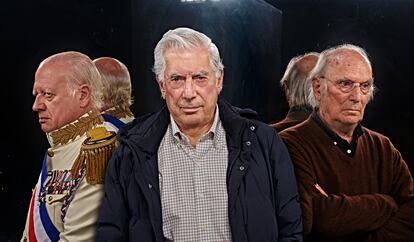 Presentación de la obra de teatro 'La fiesta del chivo' basada en la novela de Mario Vargas Llosa (centro) que dirigió Carlos Saura (derecha) y protagonizaron Juan Echanove (izquierda) y Lucía Quintana, en 2019.
