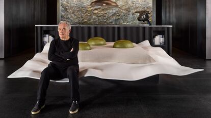 Ferran Adrià posa en la cama, inspirada en una aceituna esférica, en la que dormirá una pareja en la cocina de elBulli. Imagen proporcionada por Airbnb.