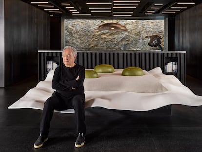 Ferran Adrià posa en la cama, inspirada en una aceituna esférica, en la que dormirá una pareja en la cocina de elBulli. Imagen proporcionada por Airbnb.