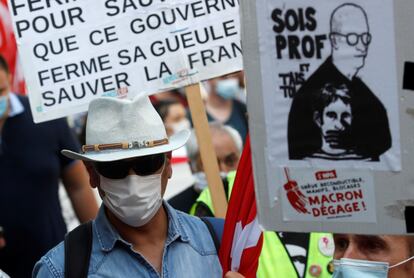 Un manifestante durante una protesta contra la reducción de empleos y por el aumento de los salarios, este septiembre en París.