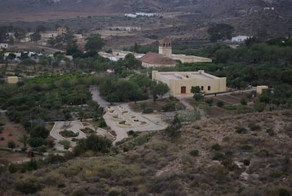 Un sorprendente y singular jardín botánico brota en el desierto almeriense, muy cerca del pueblo minero de Rodalquilar. Bautizado en honor a una planta endémica, el albardín (similar al esparto), ofrece un recorrido que permite conocer algunas de las especies amenazadas y exclusivas de la sierra volcánica del cabo de Gata, ejemplos de adaptación y supervivencia.