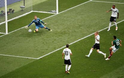 El mexicano Hirving Lozano marca el primer gol del partido a la selección alemana.