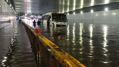 Un autobús atrapado en las inundaciones de la alcaldía Magdalena Contreras, en Ciudad de México, este sábado.