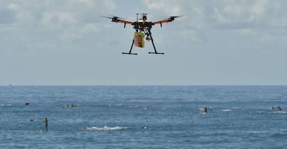 Un dron controla a tiburones, bañistas y surfistas en la playa de Bigola, en Sídney.