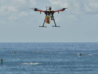 Un dron controla a tiburones, bañistas y surfistas en la playa de Bigola, en Sídney.