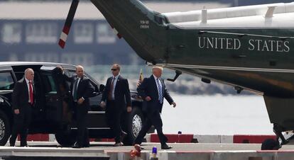Donald Trump sube al Marine One para volver a Washington, el domingo.