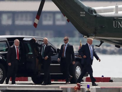 Donald Trump sube al Marine One para volver a Washington, el domingo.