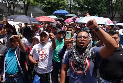 Integrantes de la CNTE gritan consignas frente a los accesos de la Secretaría de Gobernación.