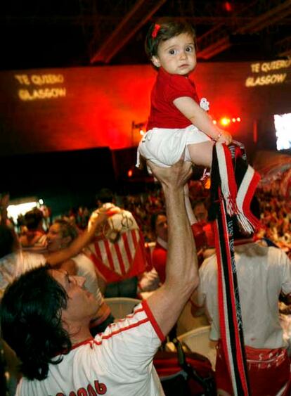 Los aficionados del Sevilla CF han celebrado la victoria de su equipo en la final de la Copa de la UEFA, que se ha disputado hoy, frente al Espanyol de Barcelona en el estadio Hampden Park de Glasgow. Hasta los más pequeños han tomado parte a las celebraciones.