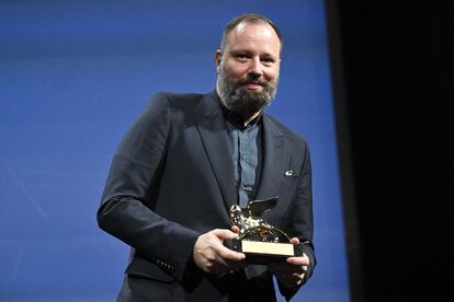 Yorgos Lanthimos con el León de Oro del festival de Venecia por 'Pobres criaturas'.