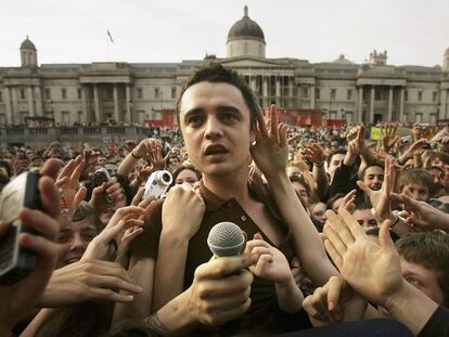 Pete Doherty surrounded by people on May 1, 2005 in London's Trafalgar Square. The image is taken during the concert 'Music against fascism'.
