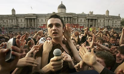 Pete Doherty rodeado de gente el 1 de mayo de 2005 en Trafalgar Square, Londres. La imagen está tomada durante el concierto 'Música contra el fascismo'.