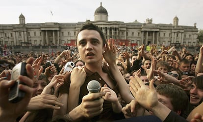 Pete Doherty surrounded by people on May 1, 2005 in London's Trafalgar Square. The image is taken during the concert 'Music against fascism'.