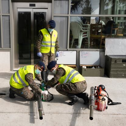 En la foto, miembros de la Guardia Real preparando el operativo antes de entrar a desinfectar la Residencia Nuestra Señora de los Ángeles. Madrid, 2020.