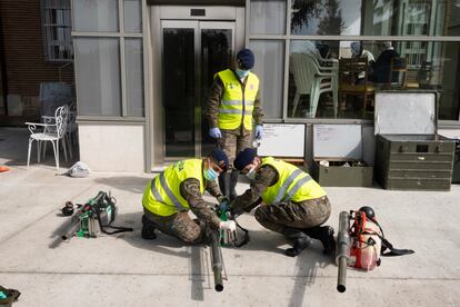 En la foto, miembros de la Guardia Real preparando el operativo antes de entrar a desinfectar la residencia Nuestra Señora de los Ángeles. Madrid, 2020.