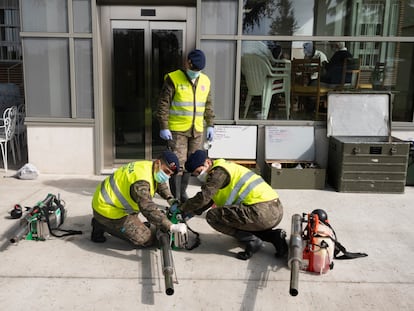 En la foto, miembros de la Guardia Real preparando el operativo antes de entrar a desinfectar la residencia Nuestra Señora de los Ángeles. Madrid, 2020.
