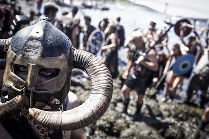 La Romería Vikinga de Catoira se ha convertido en una de las fiestas más conocidas y frecuentadas en verano y normalmente se celebra el primer fin de semana del mes de agosto. En la imagen, múltiples asistentes disfrazados de vikingos.