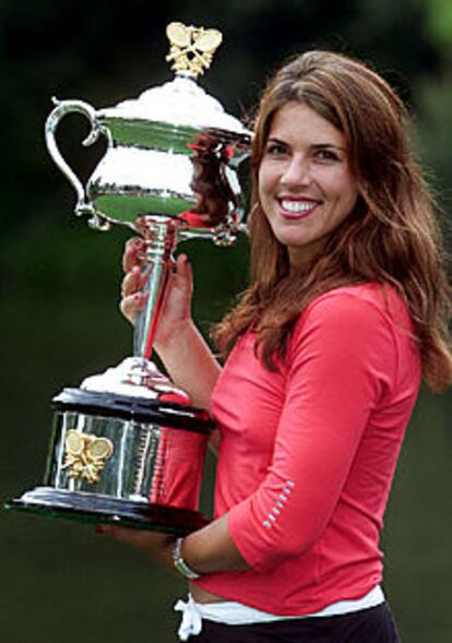 Jennifer Capriati posa con el trofeo.