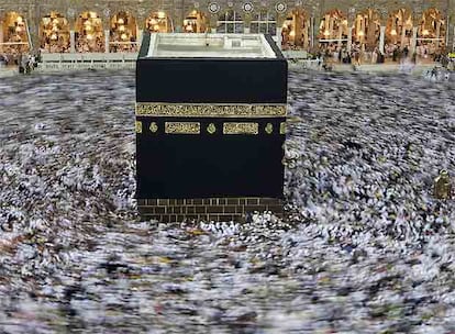 Miles de musulmanes caminan alrededor de la Kaaba en la Gran Mezquita de La Meca, en Arabia Saudí.