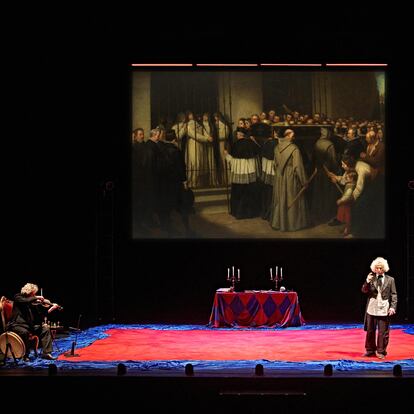 En la imagen, a la izquierda el músico Javier Alejano, sentado y de pie Rafael Álvarez, El Brujo, en una escena de la obra 'El viaje del monstruo fiero'. Fotografía: Sergio Parra.