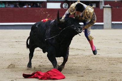 Fernando Cruz, durante el primero de su lote correspondiente ayer en Las Ventas.