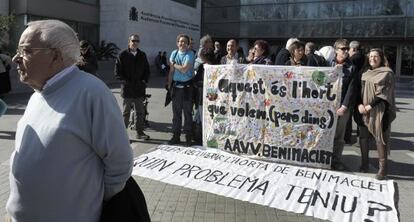 El presidente de la asociación y vecinos de Benimaclet, ayer, en la Ciudad de la Justicia.