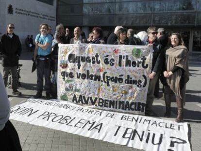 El presidente de la asociaci&oacute;n y vecinos de Benimaclet, ayer, en la Ciudad de la Justicia.