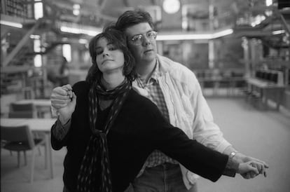 Ally Sheedy y John Hughes en el rodaje de 'El club de los cinco' (1985).