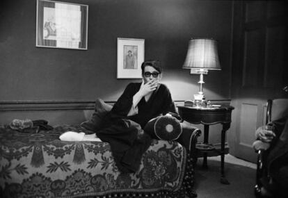 Actor Peter O'Toole posa relajado en su casa el 15 de febrero de 1965.