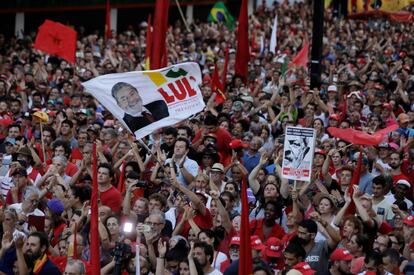 Multidão lota Esquina Democrática em Porto Alegre para apoiar Lula