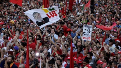 Multidão lota Esquina Democrática em Porto Alegre para apoiar Lula