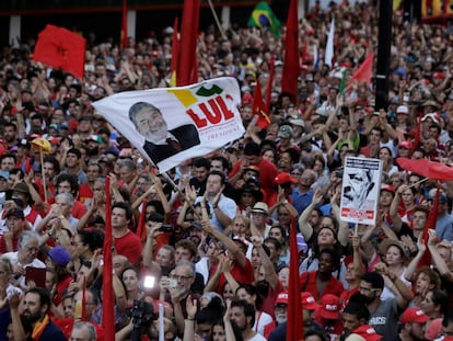 Multidão lota Esquina Democrática em Porto Alegre para apoiar Lula