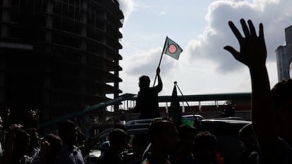 La gente celebra la dimisión de la primera ministra de Bangladés, Sheikh Hasina, en Daca. 