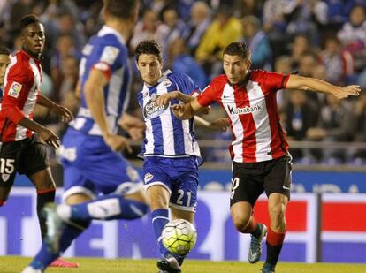 Luis Alberto pasa un balón ante De Marcos.