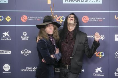 Mario Vaquerizo, en la entrega de los premios de LOS40 Music Awards en Barcelona, junto a Juan Pedro Del Moral, ambos miembros de las Nancys Rubias.