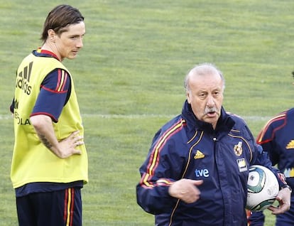 Torres observa a Del Bosque durante un entrenamiento de la selección.