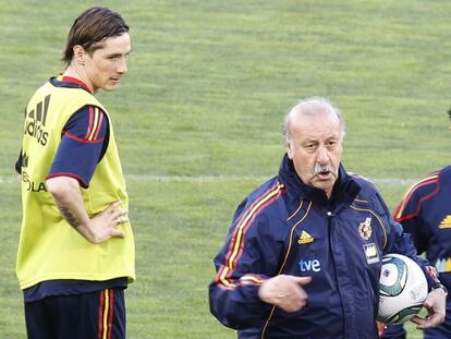 Torres observa a Del Bosque durante un entrenamiento de la selección.