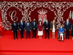 La presidenta de la Comunidad de Madrid, Isabel Díaz Ayuso, posó en la foto de familia durante la ceremonia de toma de posesión de los nuevos consejeros de la Comunidad de Madrid, este lunes, en la Real Casa de Correos.