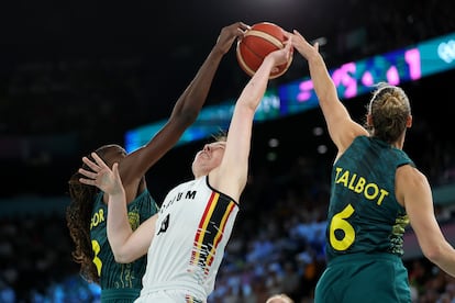 La belga Ine Joris intenta conseguir un rebote frente a sus rivales australianas, en el partido por la medalla de bronce de baloncesto femenino. 